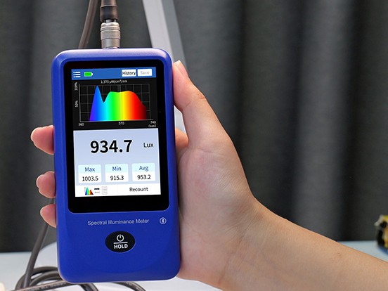 AMT558 Measuring Illuminance Under a Desk Lamp